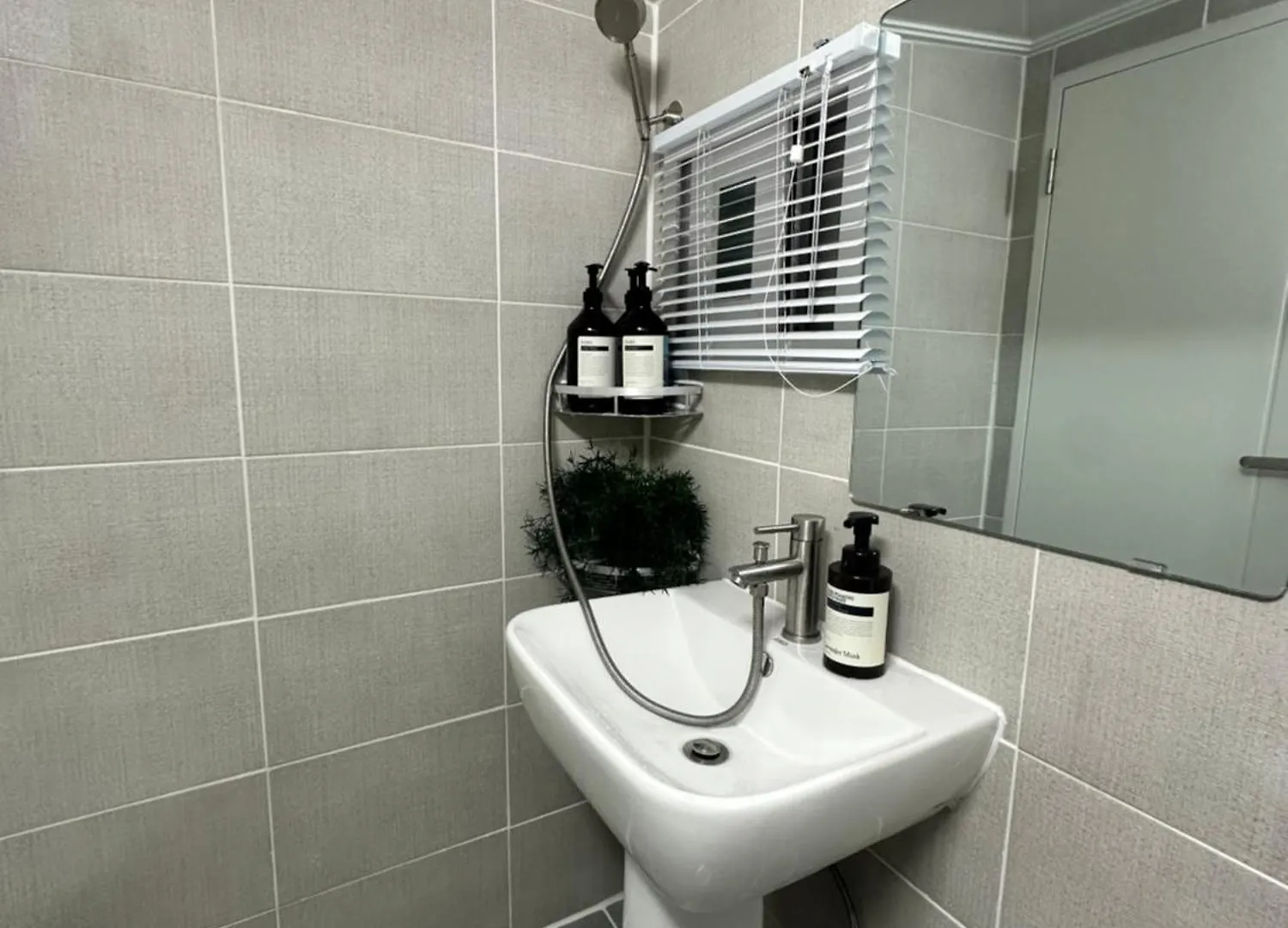1-Minute From Mangwon Market, Cozy Accommodation With 3 Queen Beds, Near Hangang Park Szöul Apartman