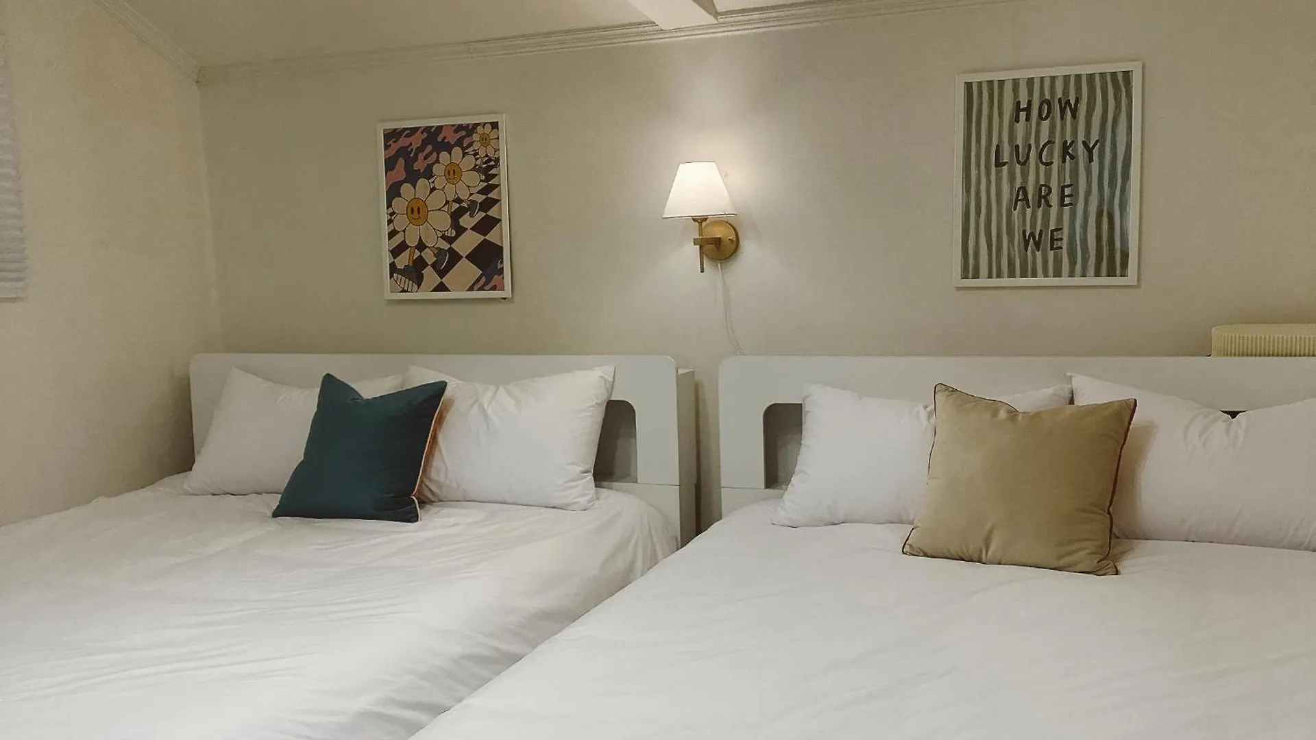 1-Minute From Mangwon Market, Cozy Accommodation With 3 Queen Beds, Near Hangang Park Szöul Apartman