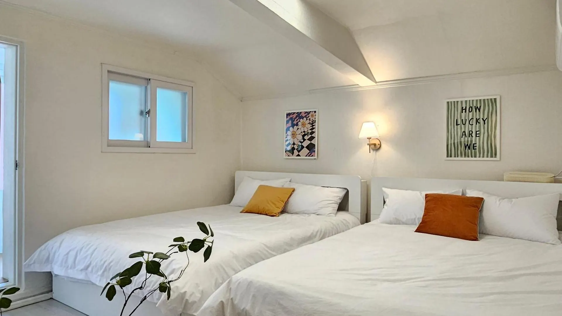 1-Minute From Mangwon Market, Cozy Accommodation With 3 Queen Beds, Near Hangang Park Seoel 0*,  Zuid-Korea