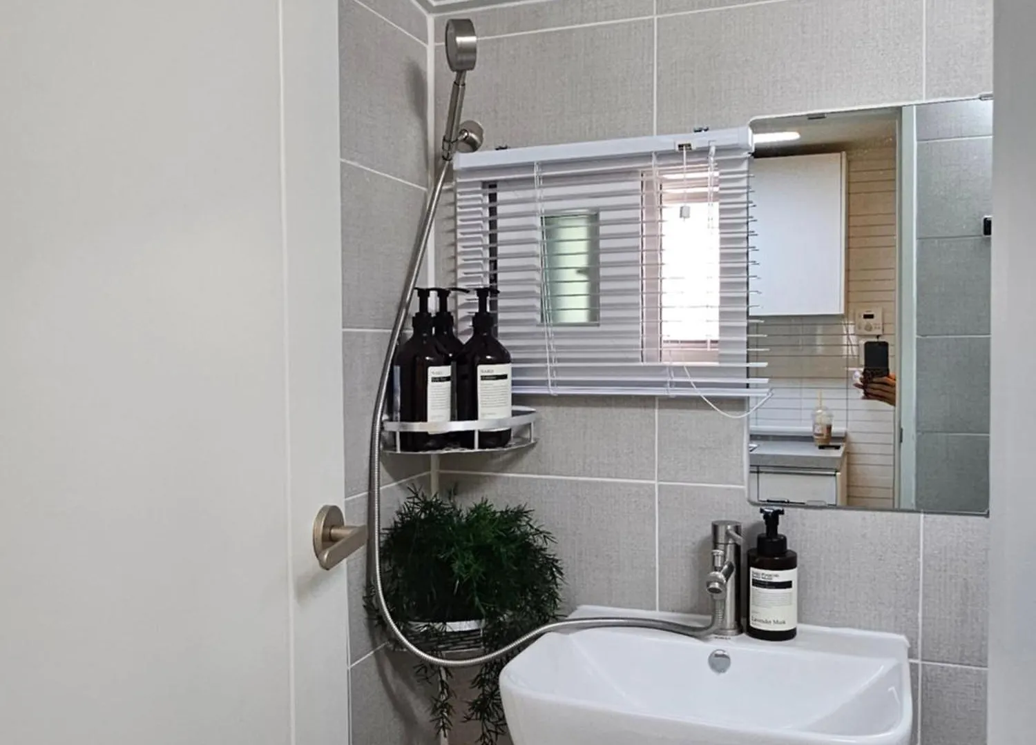 Apartment 1-Minute From Mangwon Market, Cozy Accommodation With 3 Queen Beds, Near Hangang Park Seoul South Korea